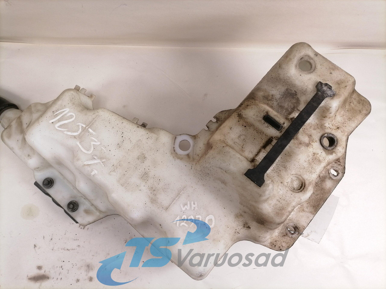 Volvo Windscreen washer fluid tank 84092259 - Limpador de pára-brisa por Camião: foto 2 Volvo Windscreen washer fluid tank 84092259 - Limpador de pára-brisa por Camião: foto 2
