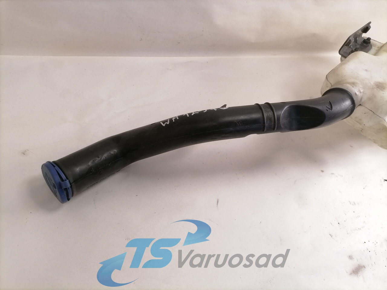 Volvo Windscreen washer fluid tank 84092259 - Limpador de pára-brisa por Camião: foto 3 Volvo Windscreen washer fluid tank 84092259 - Limpador de pára-brisa por Camião: foto 3