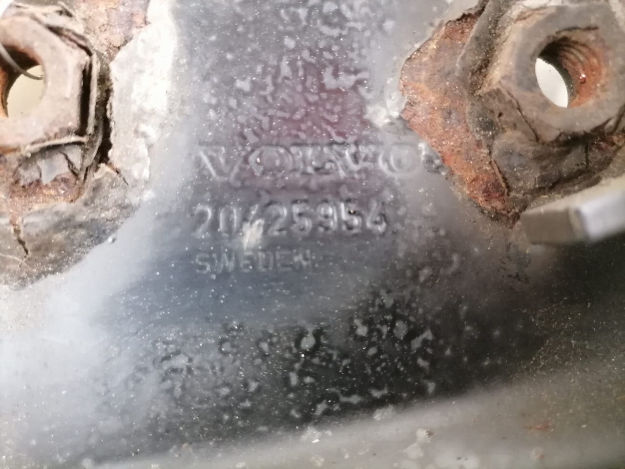 Volvo lower grille carrier hinge 20425954 - Grade radiador por Camião: foto 4 Volvo lower grille carrier hinge 20425954 - Grade radiador por Camião: foto 4