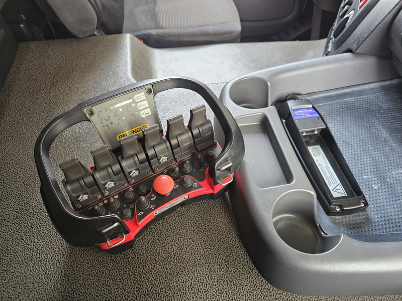 DAF CF 330 6x2 / PALFINGER CRANE / KRAN / CURTAIN - Camião grua: foto 3 DAF CF 330 6x2 / PALFINGER CRANE / KRAN / CURTAIN - Camião grua: foto 3