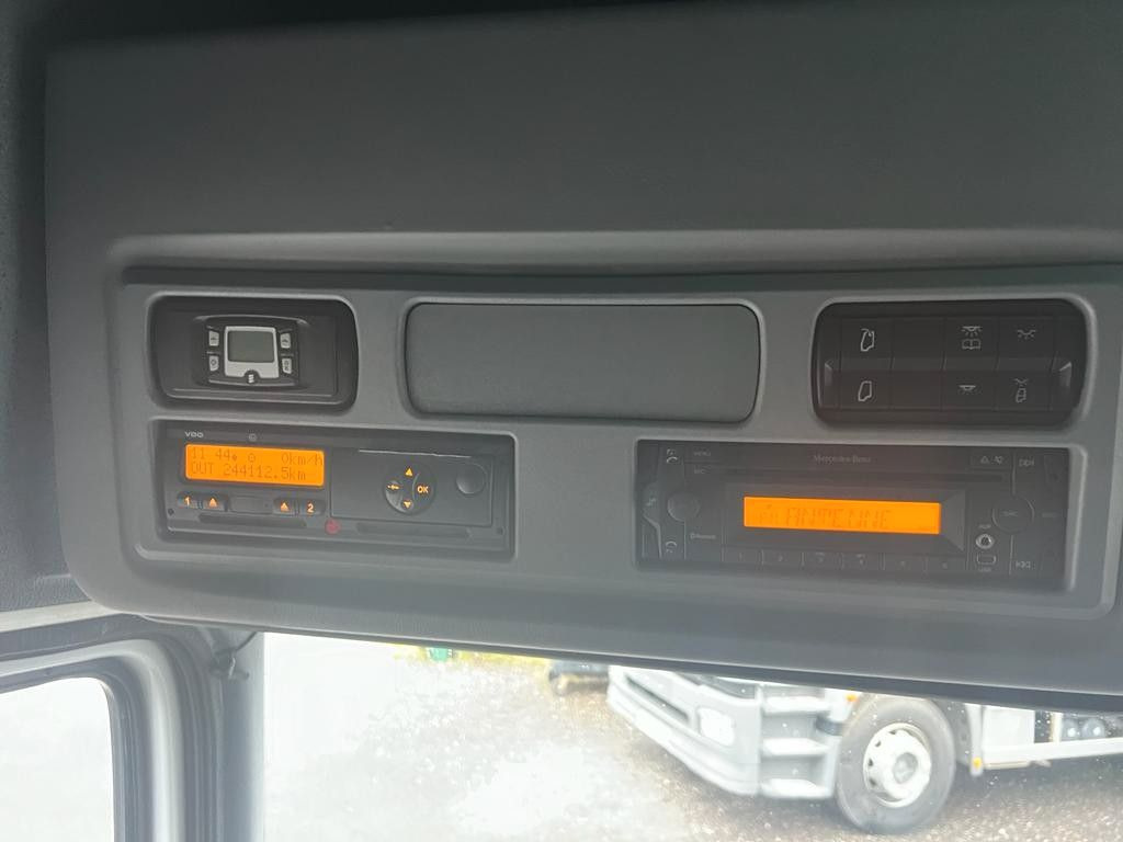 Mercedes-Benz 1324 4X2 Koffer Plane 6 to. Hebebühne - Camião furgão: foto 4 Mercedes-Benz 1324 4X2 Koffer Plane 6 to. Hebebühne - Camião furgão: foto 4