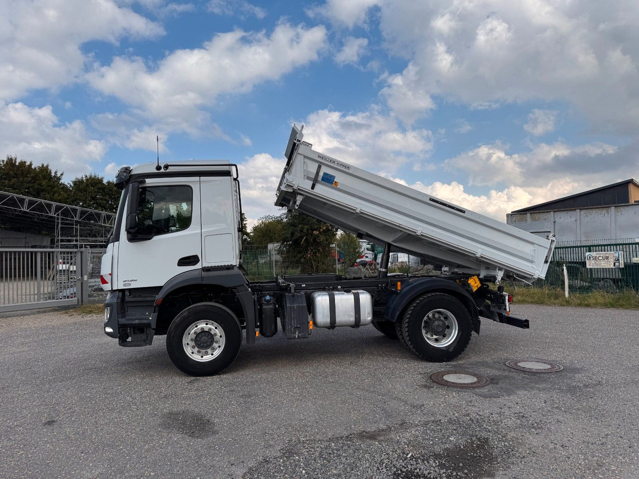 Mercedes-Benz 1835 2135 4X2 Meiller 3 S. Kipper Top Zustand - Camião basculante: foto 1 Mercedes-Benz 1835 2135 4X2 Meiller 3 S. Kipper Top Zustand - Camião basculante: foto 1