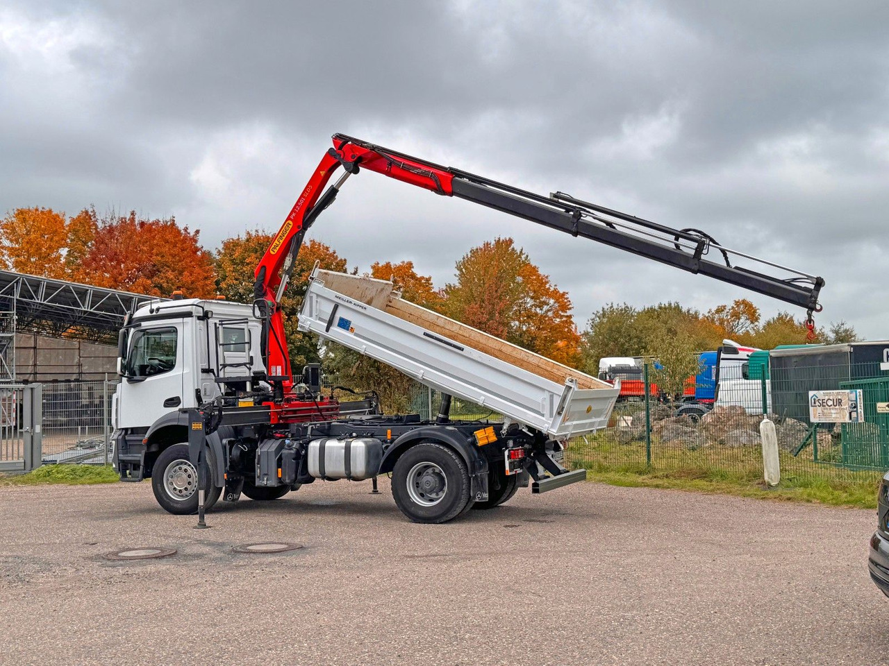 Mercedes-Benz 1840 2140 4X2 Kipper % Kran mit Funk Top Zust. - Camião basculante: foto 1 Mercedes-Benz 1840 2140 4X2 Kipper % Kran mit Funk Top Zust. - Camião basculante: foto 1