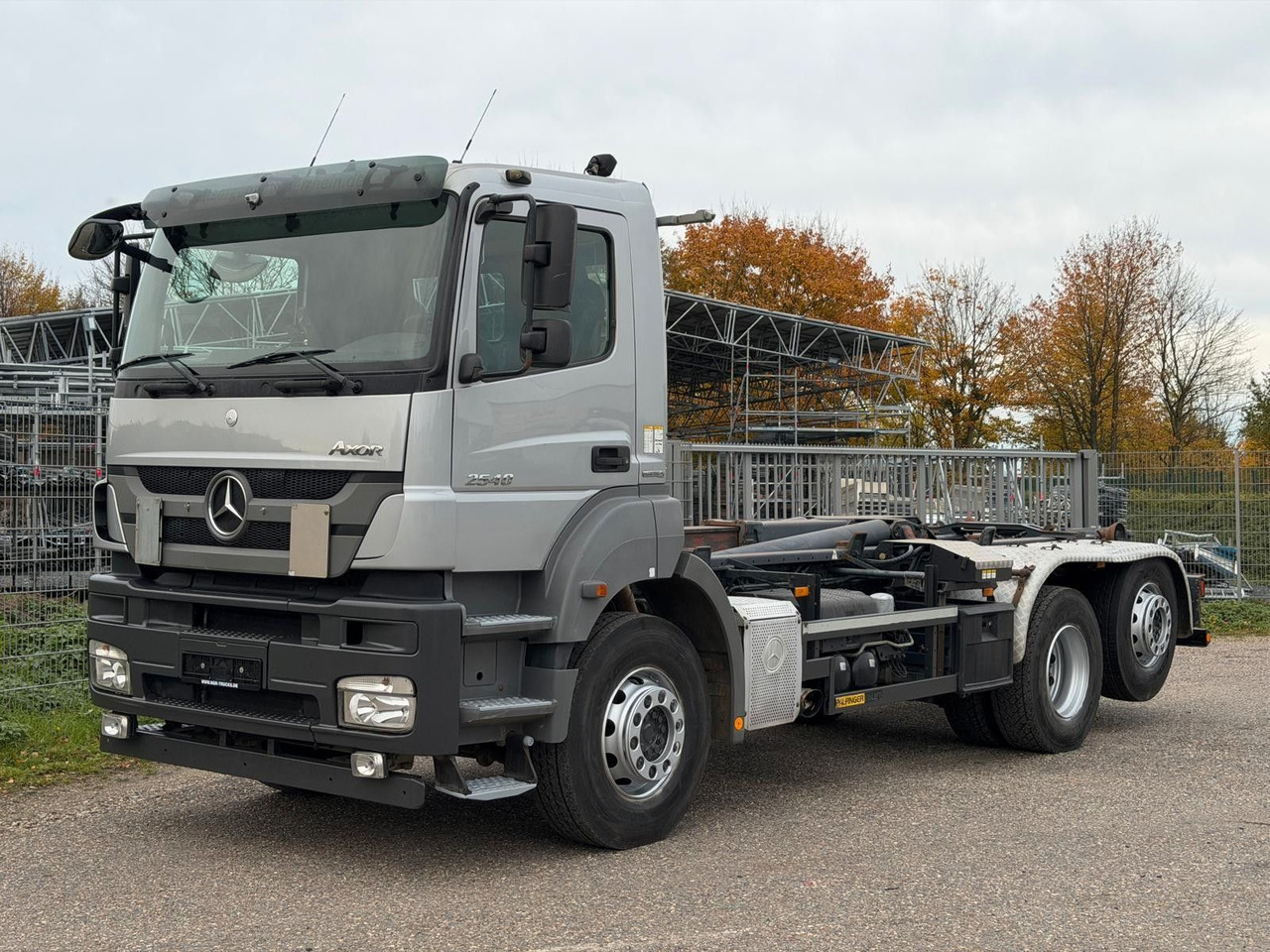 Mercedes-Benz 2540 L 6x2 Palfinger T20 mit hydr. Containerverr - Camião polibenne: foto 1 Mercedes-Benz 2540 L 6x2 Palfinger T20 mit hydr. Containerverr - Camião polibenne: foto 1