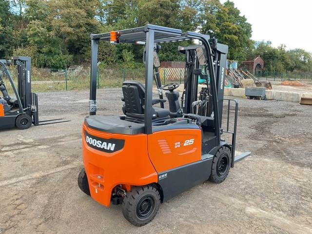 Doosan B25X-7 PLUS - Empilhadeira elétrica: foto 3 Doosan B25X-7 PLUS - Empilhadeira elétrica: foto 3