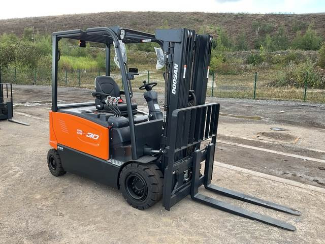 Doosan B30X-7 PLUS - Empilhadeira elétrica: foto 4 Doosan B30X-7 PLUS - Empilhadeira elétrica: foto 4
