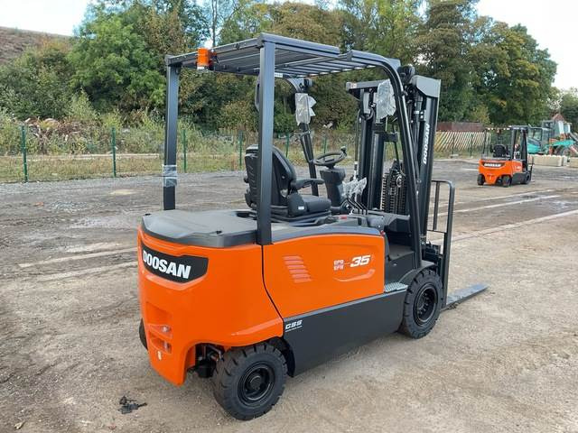 Doosan B35X-7 PLUS - Empilhadeira elétrica: foto 3 Doosan B35X-7 PLUS - Empilhadeira elétrica: foto 3
