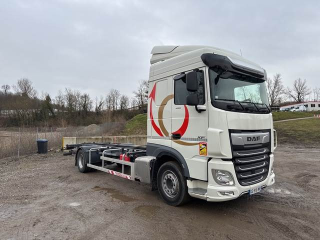 DAF XF450 - Camião transportador de contêineres/ Caixa móvel: foto 4 DAF XF450 - Camião transportador de contêineres/ Caixa móvel: foto 4