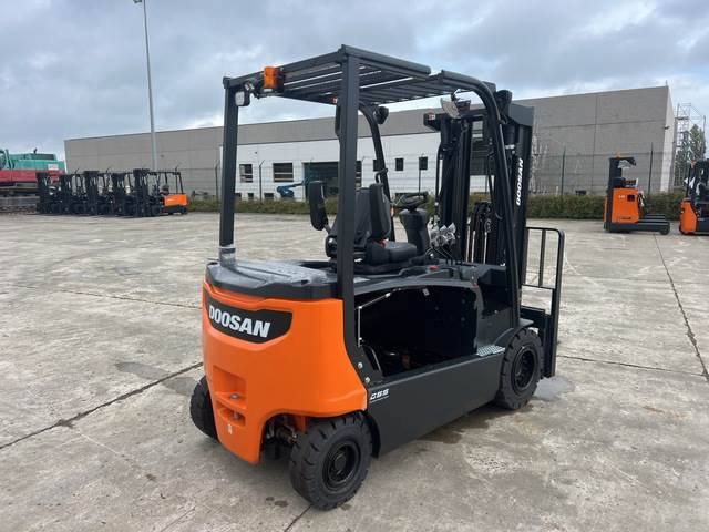 Doosan B30X-7 PLUS - Empilhadeira elétrica: foto 3 Doosan B30X-7 PLUS - Empilhadeira elétrica: foto 3
