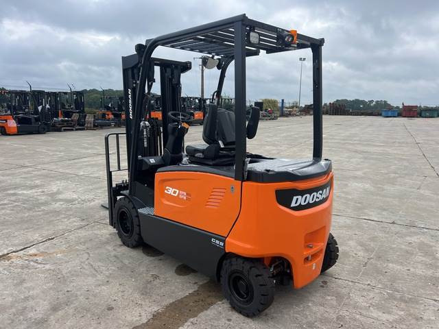 Doosan B30X-7 PLUS - Empilhadeira elétrica: foto 2 Doosan B30X-7 PLUS - Empilhadeira elétrica: foto 2