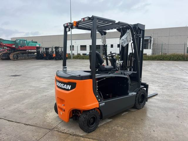Doosan B35X-7 PLUS - Empilhadeira elétrica: foto 3 Doosan B35X-7 PLUS - Empilhadeira elétrica: foto 3