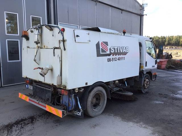 Mitsubishi Canter - Varredora urbana: foto 3 Mitsubishi Canter - Varredora urbana: foto 3