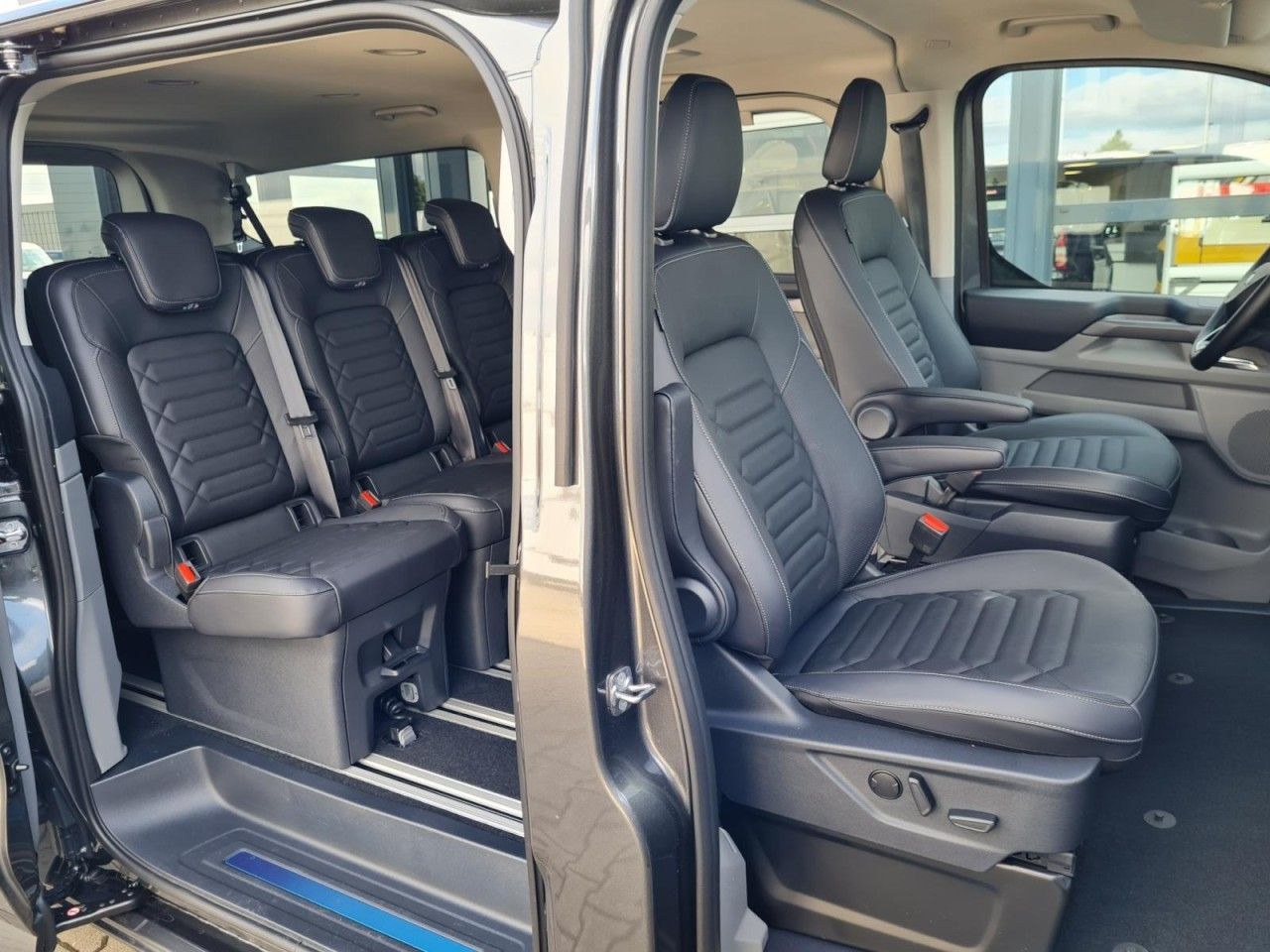 Ford Tourneo Custom 8 Sitze 320 L2 Titanium LED AUTOM - Furgão de passageiros: foto 4 Ford Tourneo Custom 8 Sitze 320 L2 Titanium LED AUTOM - Furgão de passageiros: foto 4