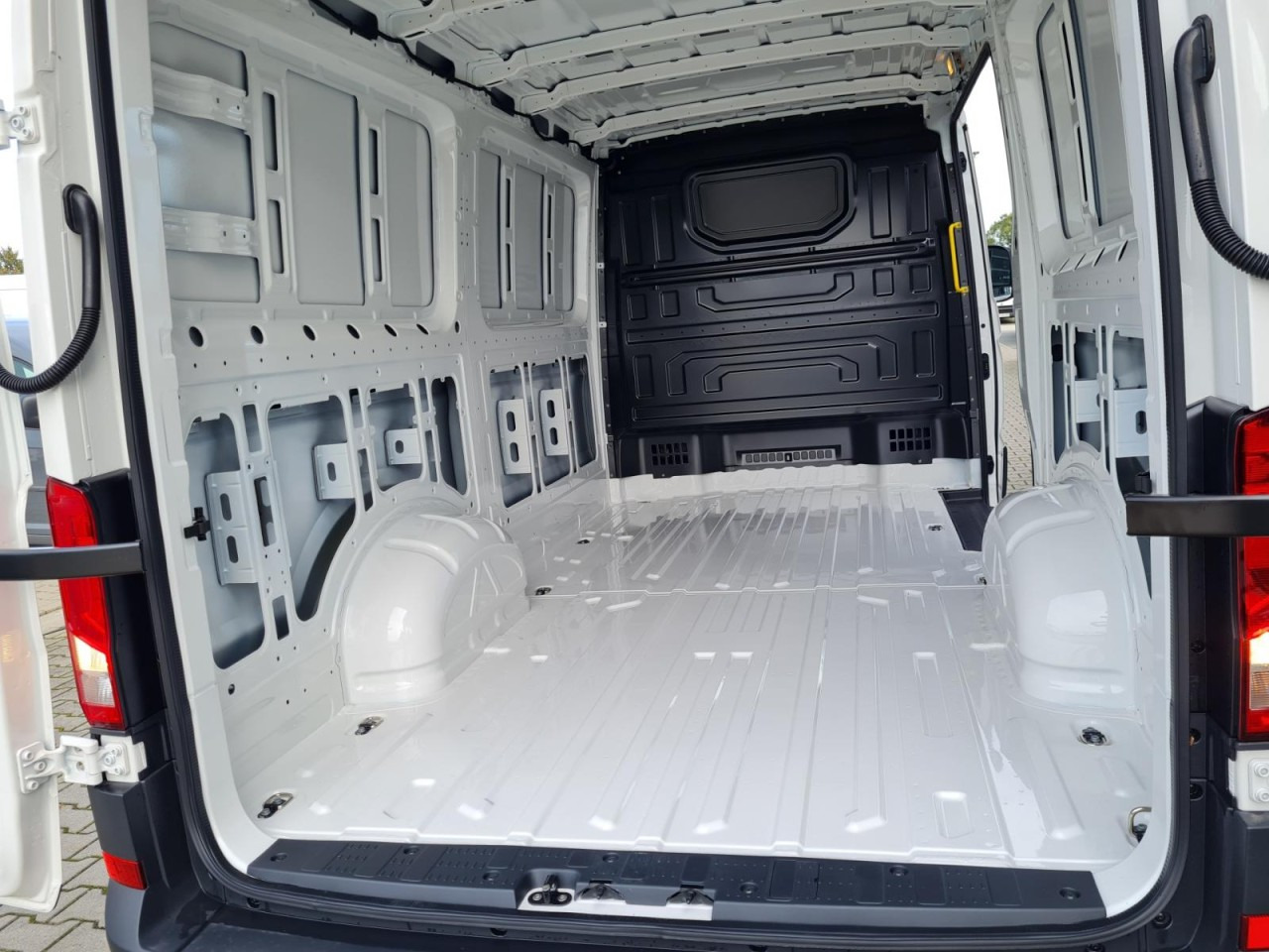 Volkswagen Crafter 35 Kasten L2H1 AG AHK ERGO KLIMA LED PDC TEMPOMAT - Furgão: foto 3 Volkswagen Crafter 35 Kasten L2H1 AG AHK ERGO KLIMA LED PDC TEMPOMAT - Furgão: foto 3