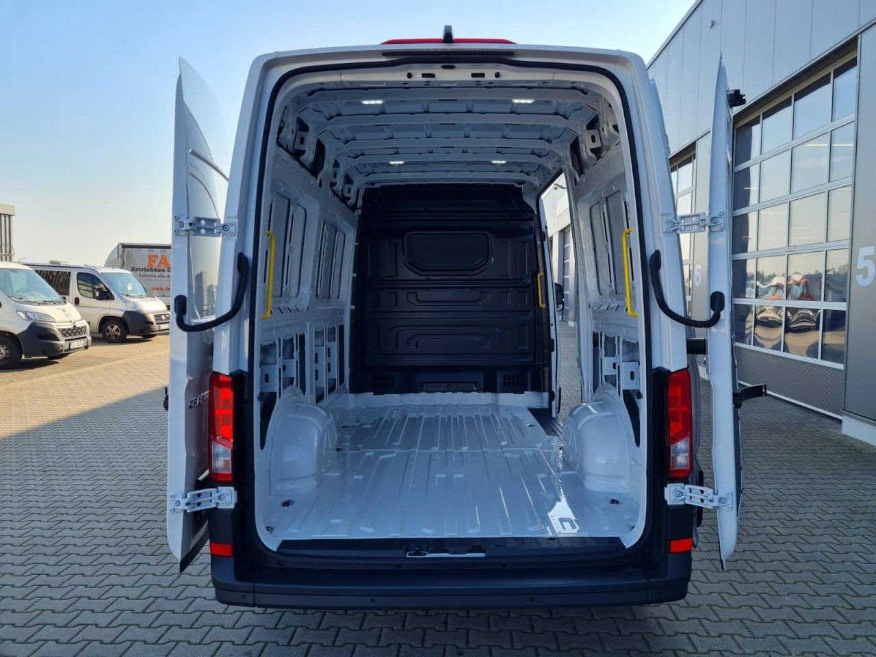 Volkswagen Crafter 35 Kasten MR L3H3 AG KLIMA KAMERA NAVI_A - Furgão: foto 5 Volkswagen Crafter 35 Kasten MR L3H3 AG KLIMA KAMERA NAVI_A - Furgão: foto 5