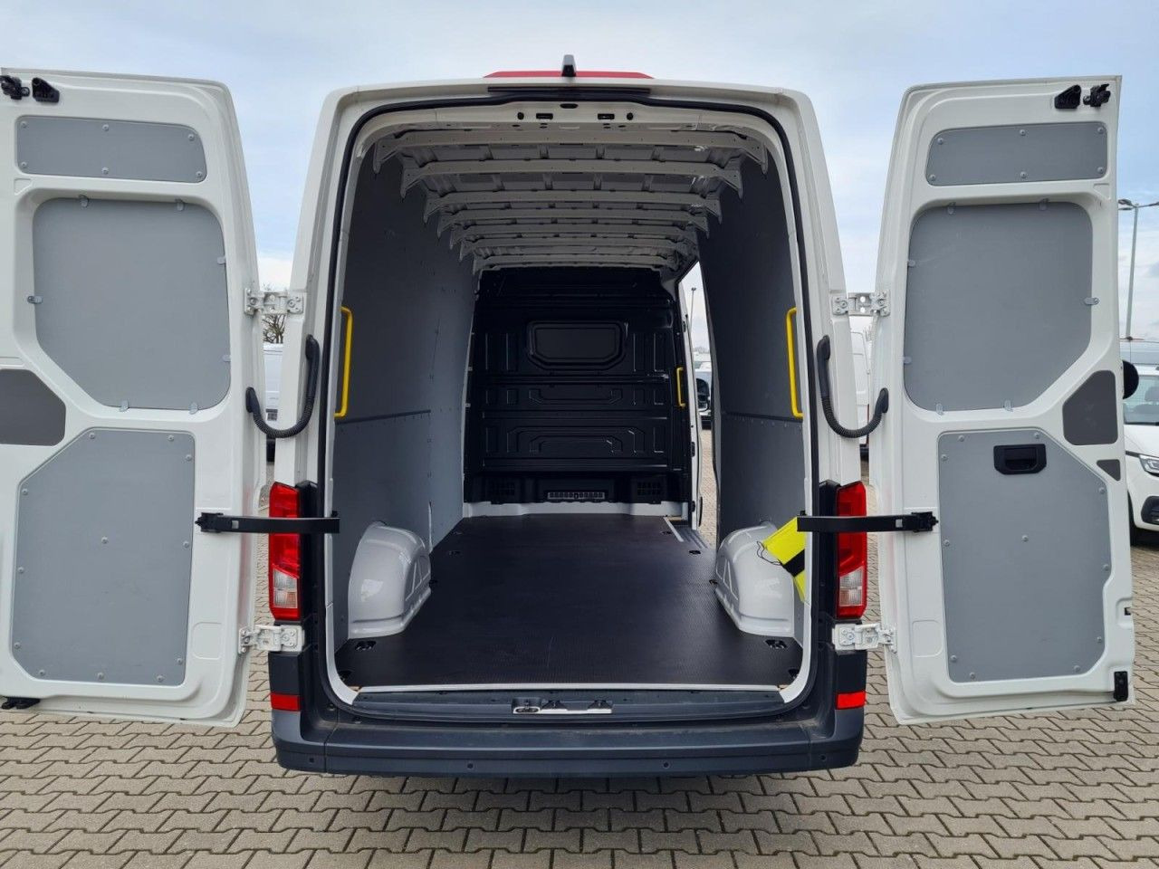 Volkswagen Crafter 35 Kasten lang L4H2 KLIMA NAVI_APP HOLZB - Furgão: foto 5 Volkswagen Crafter 35 Kasten lang L4H2 KLIMA NAVI_APP HOLZB - Furgão: foto 5