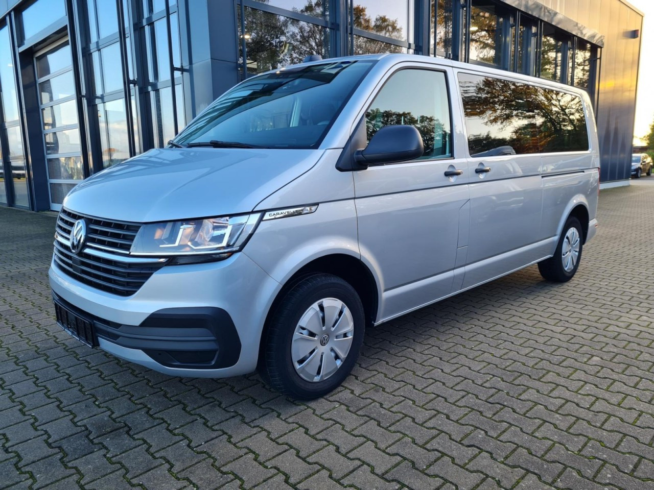 Volkswagen T6.1 Caravelle TDI lang 9 Sitzer 2 Schiebetüren Trendl. - Minibus, Furgão de passageiros: foto 1 Volkswagen T6.1 Caravelle TDI lang 9 Sitzer 2 Schiebetüren Trendl. - Minibus, Furgão de passageiros: foto 1