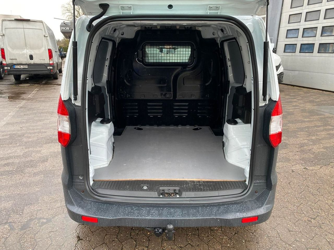 Ford Transit Courier 1.0 Trend Klima,AHK+Rückfahrk... - Furgão de passageiros: foto 5 Ford Transit Courier 1.0 Trend Klima,AHK+Rückfahrk... - Furgão de passageiros: foto 5