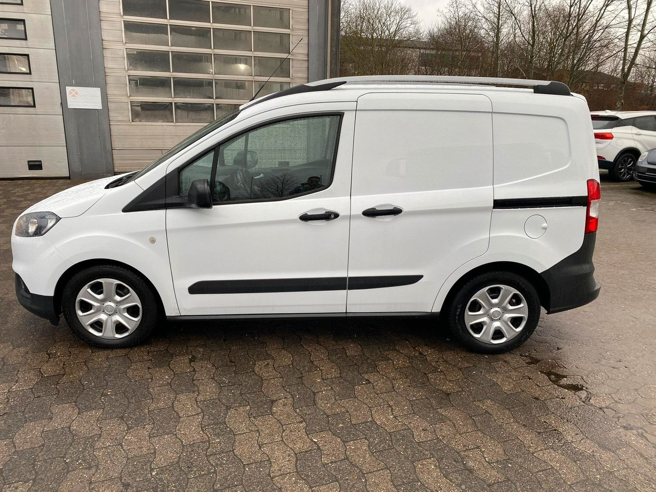Ford Transit Courier 1.0 Trend Klima,AHK+Rückfahrk... - Furgão de passageiros: foto 3 Ford Transit Courier 1.0 Trend Klima,AHK+Rückfahrk... - Furgão de passageiros: foto 3