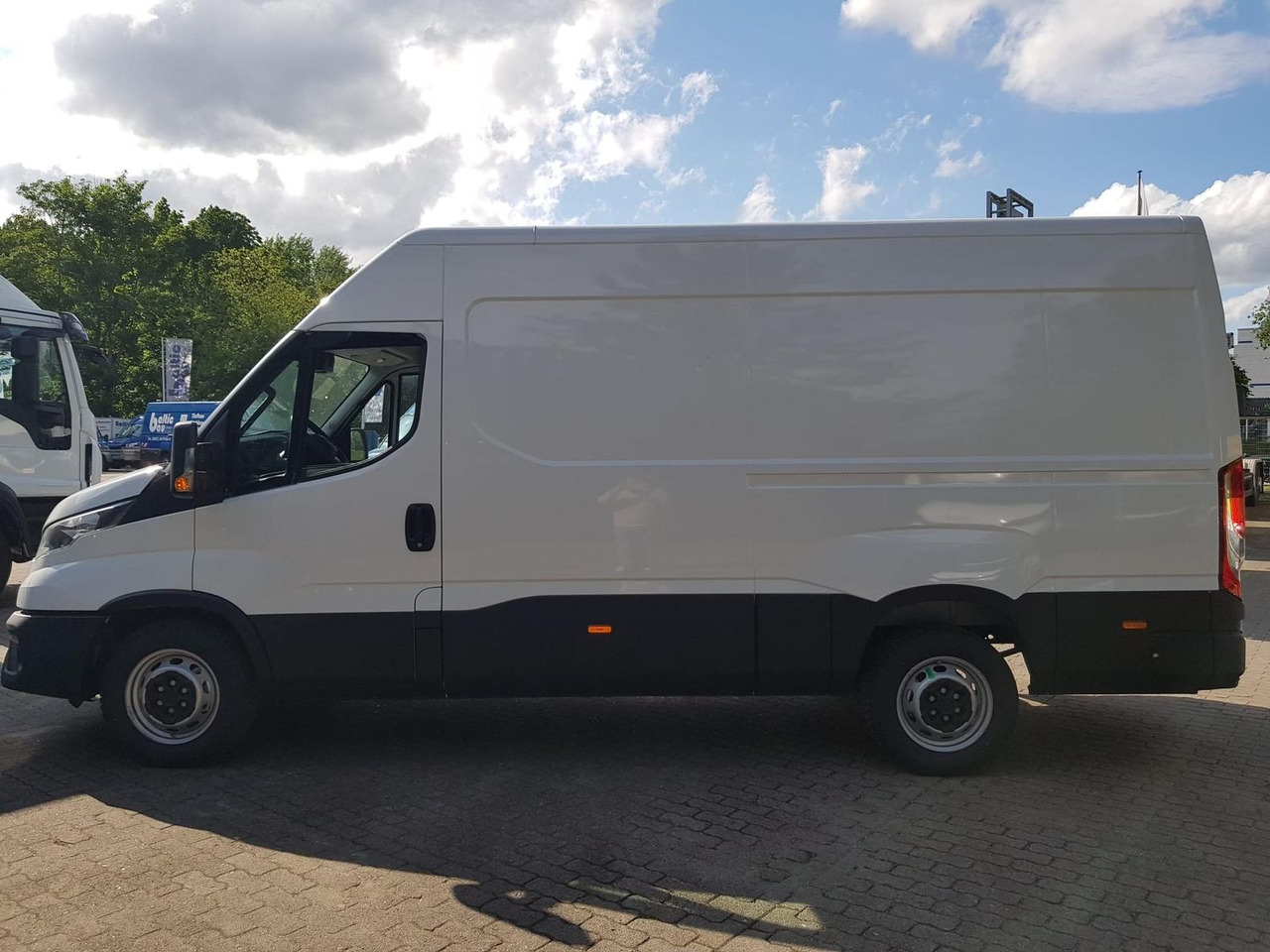 Iveco Daily 35S14A8 V Y mit Rückfahrkamera und Radi... - Furgão: foto 2 Iveco Daily 35S14A8 V Y mit Rückfahrkamera und Radi... - Furgão: foto 2