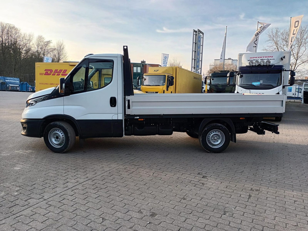 Iveco Daily 35S16H3.0 Pritsche,AHK, Rückfahrkamera... - Carrinha de caixa aberta: foto 2 Iveco Daily 35S16H3.0 Pritsche,AHK, Rückfahrkamera... - Carrinha de caixa aberta: foto 2