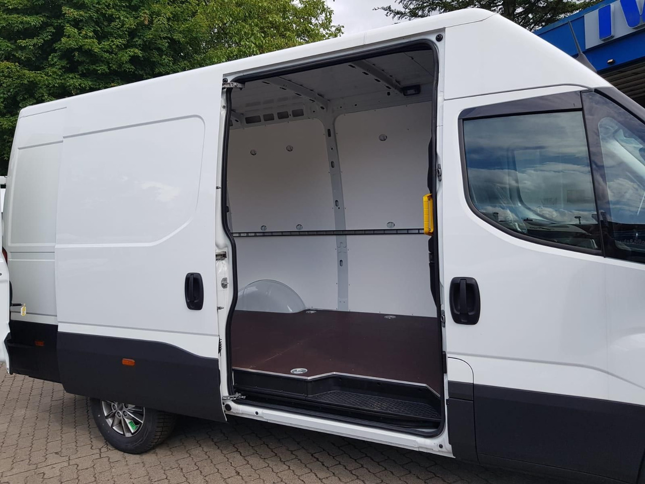 Furgão Iveco Daily 35S18HA8 V 3520L mit AHK, Rückfahrkamer...: foto 9
