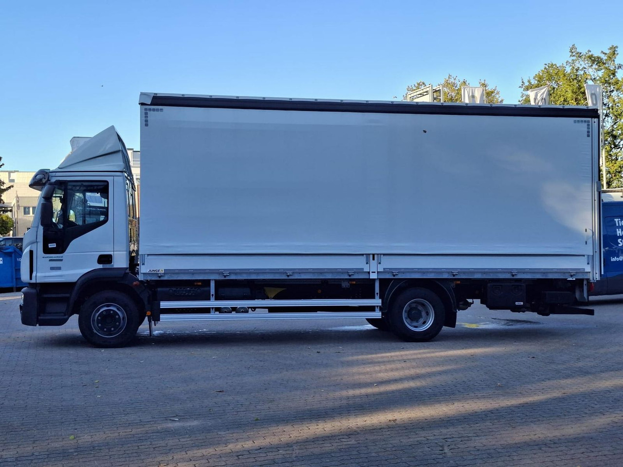 Iveco Eurocargo ML120E25/P JUNGE Schiebeplane LBW 1... - Camião de lona: foto 2 Iveco Eurocargo ML120E25/P JUNGE Schiebeplane LBW 1... - Camião de lona: foto 2