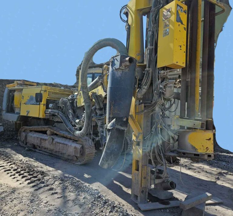 Atlas Copco ROC F6-44 – Blast hole drilling rig / Sprenglochbohrgerät - Máquina de perfuração: foto 1 Atlas Copco ROC F6-44 – Blast hole drilling rig / Sprenglochbohrgerät - Máquina de perfuração: foto 1