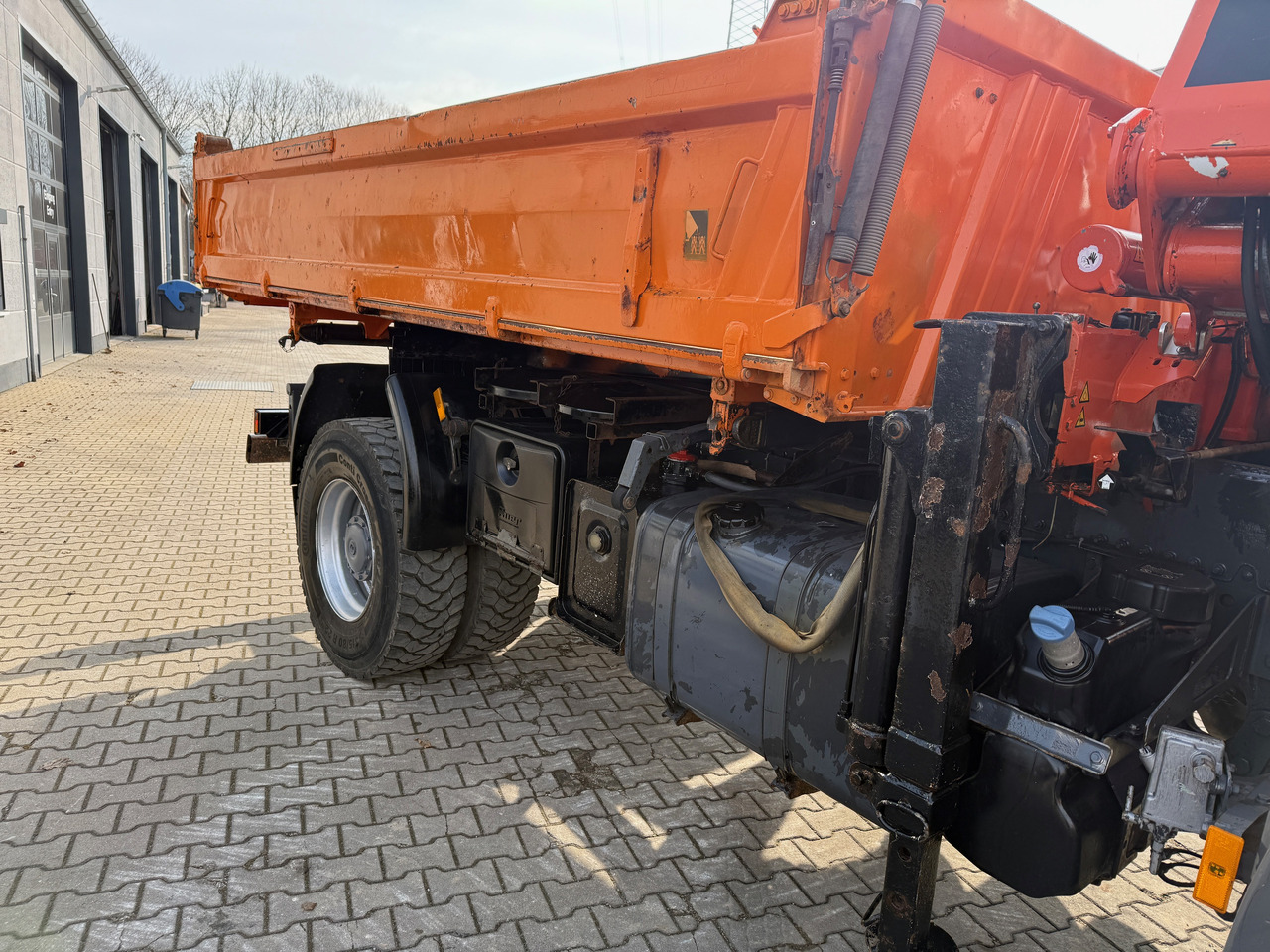 Camião basculante, Camião grua Mercedes-Benz 1833 Axor Kipper Kran Allrad: foto 15
