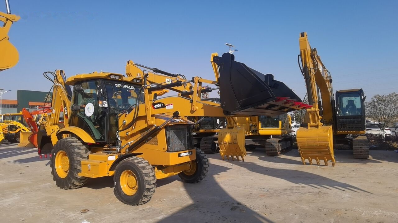 Caterpillar 420F2 - Retroescavadeira: foto 1 Caterpillar 420F2 - Retroescavadeira: foto 1