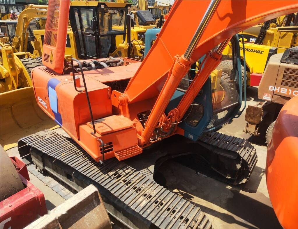 Hitachi EX 200 - Escavadora de rastos: foto 1 Hitachi EX 200 - Escavadora de rastos: foto 1