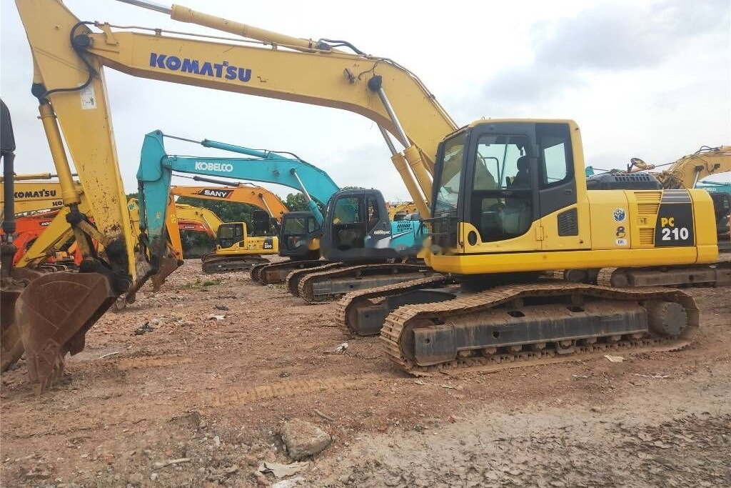 Escavadora de rastos Komatsu PC210-8: foto 1