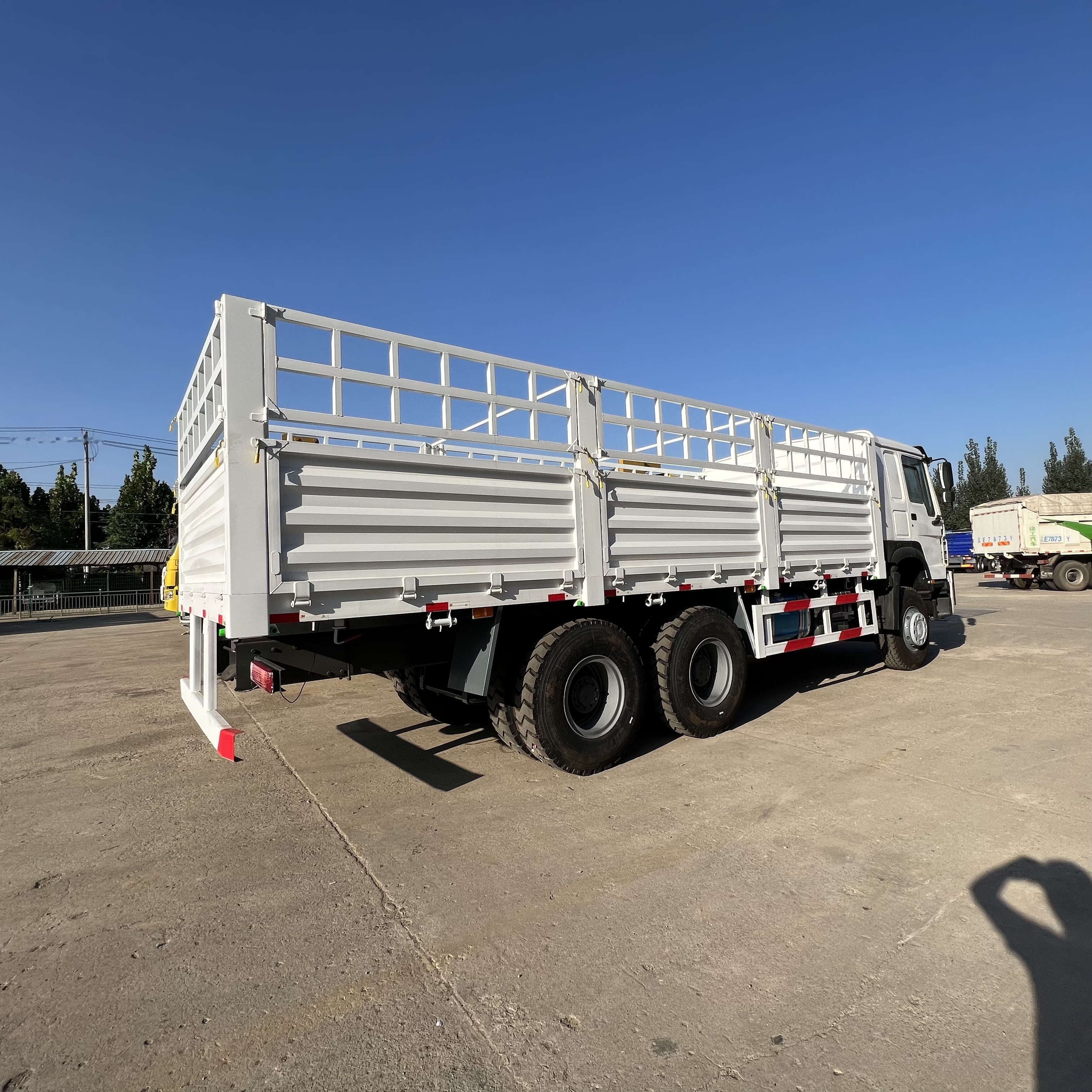 Sinotruk HOWO 371 6*4 Fence truck - Camião de caixa aberta/ Plataforma: foto 2 Sinotruk HOWO 371 6*4 Fence truck - Camião de caixa aberta/ Plataforma: foto 2