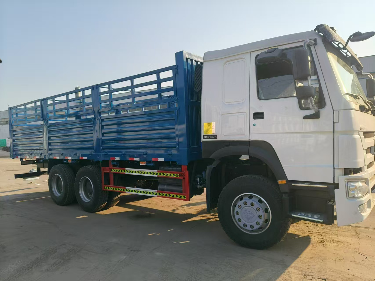Sinotruk HOWO 371 6*4 Fence truck - Camião de caixa aberta/ Plataforma: foto 2 Sinotruk HOWO 371 6*4 Fence truck - Camião de caixa aberta/ Plataforma: foto 2