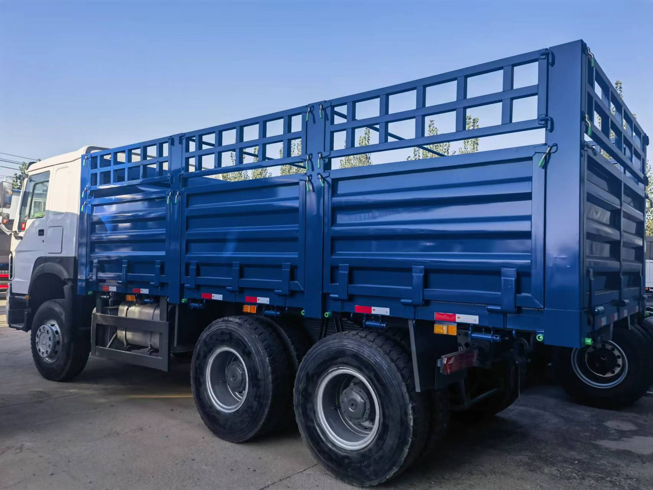 Sinotruk HOWO 371 6*4 Fence truck - Camião de caixa aberta/ Plataforma: foto 2 Sinotruk HOWO 371 6*4 Fence truck - Camião de caixa aberta/ Plataforma: foto 2