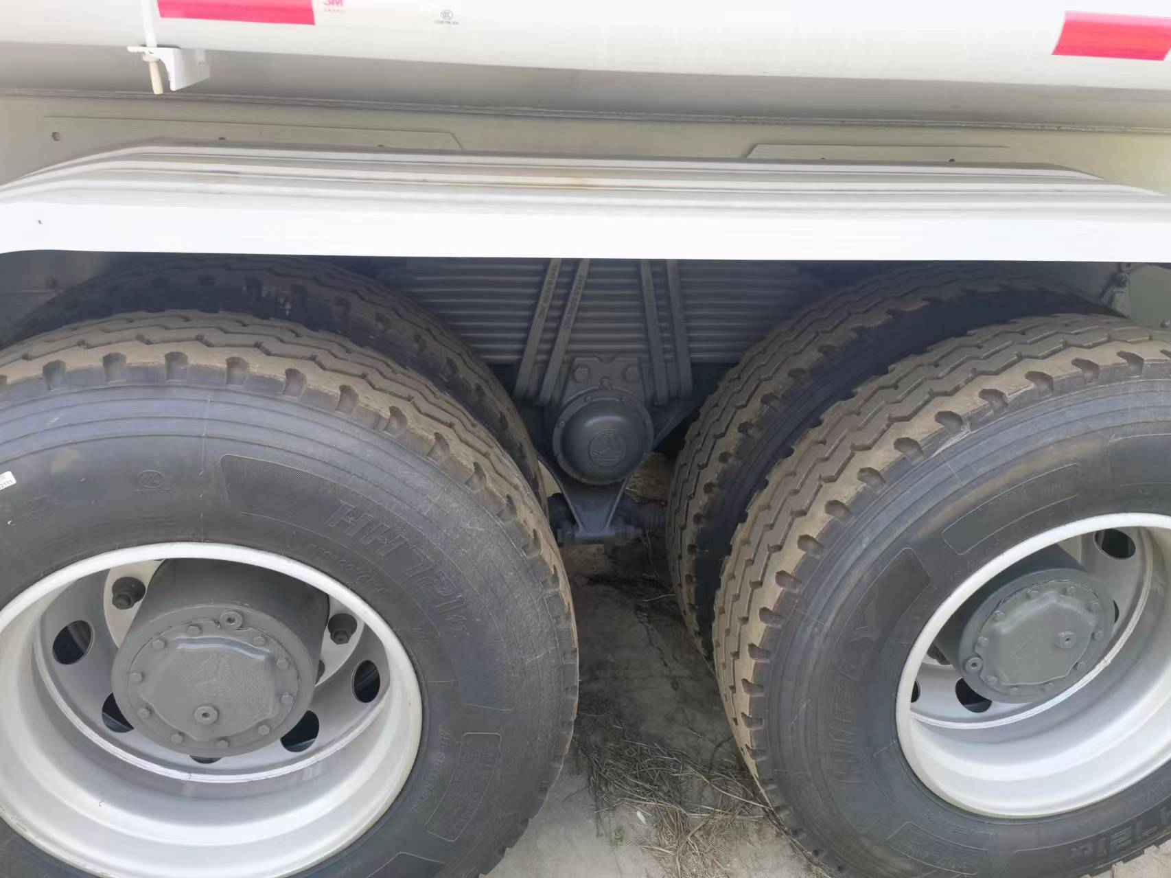 Sinotruk HOWO 371 6*4 Tank truck - Caminhão tanque: foto 2 Sinotruk HOWO 371 6*4 Tank truck - Caminhão tanque: foto 2