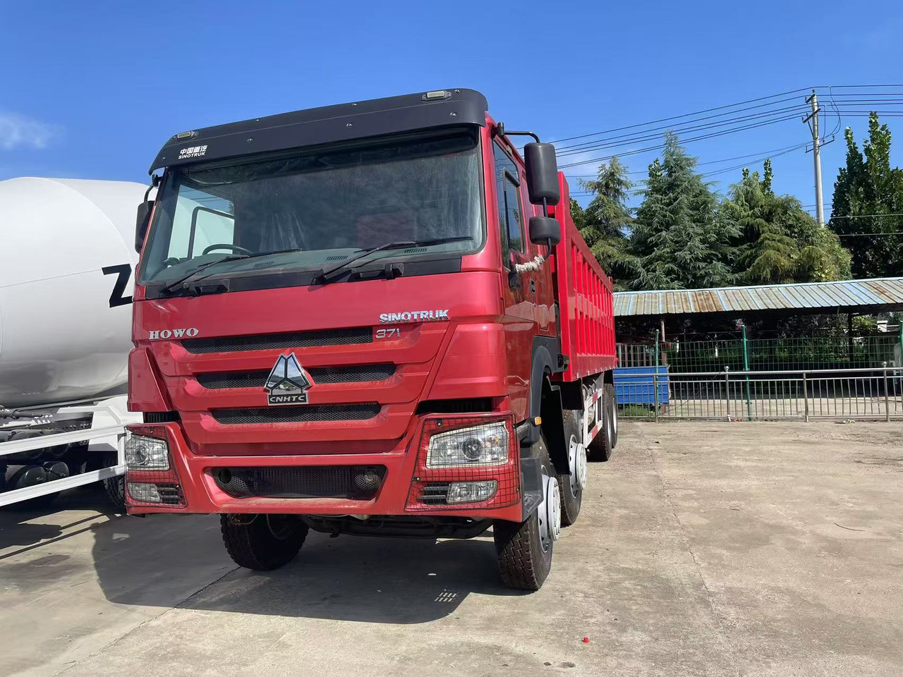 Sinotruk HOWO 371 8*4 Dump truck - Camião basculante: foto 4 Sinotruk HOWO 371 8*4 Dump truck - Camião basculante: foto 4