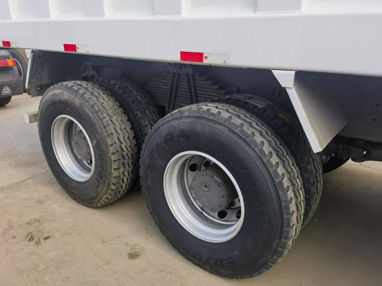 Sinotruk HOWO 375 6*4 Dump truck - Camião basculante: foto 4 Sinotruk HOWO 375 6*4 Dump truck - Camião basculante: foto 4