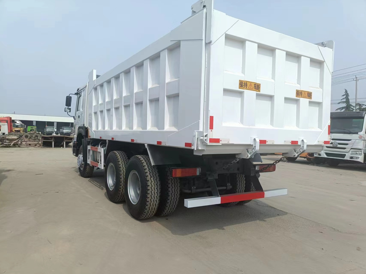 Sinotruk HOWO 375 6*4 dump truck - Tombador: foto 3 Sinotruk HOWO 375 6*4 dump truck - Tombador: foto 3