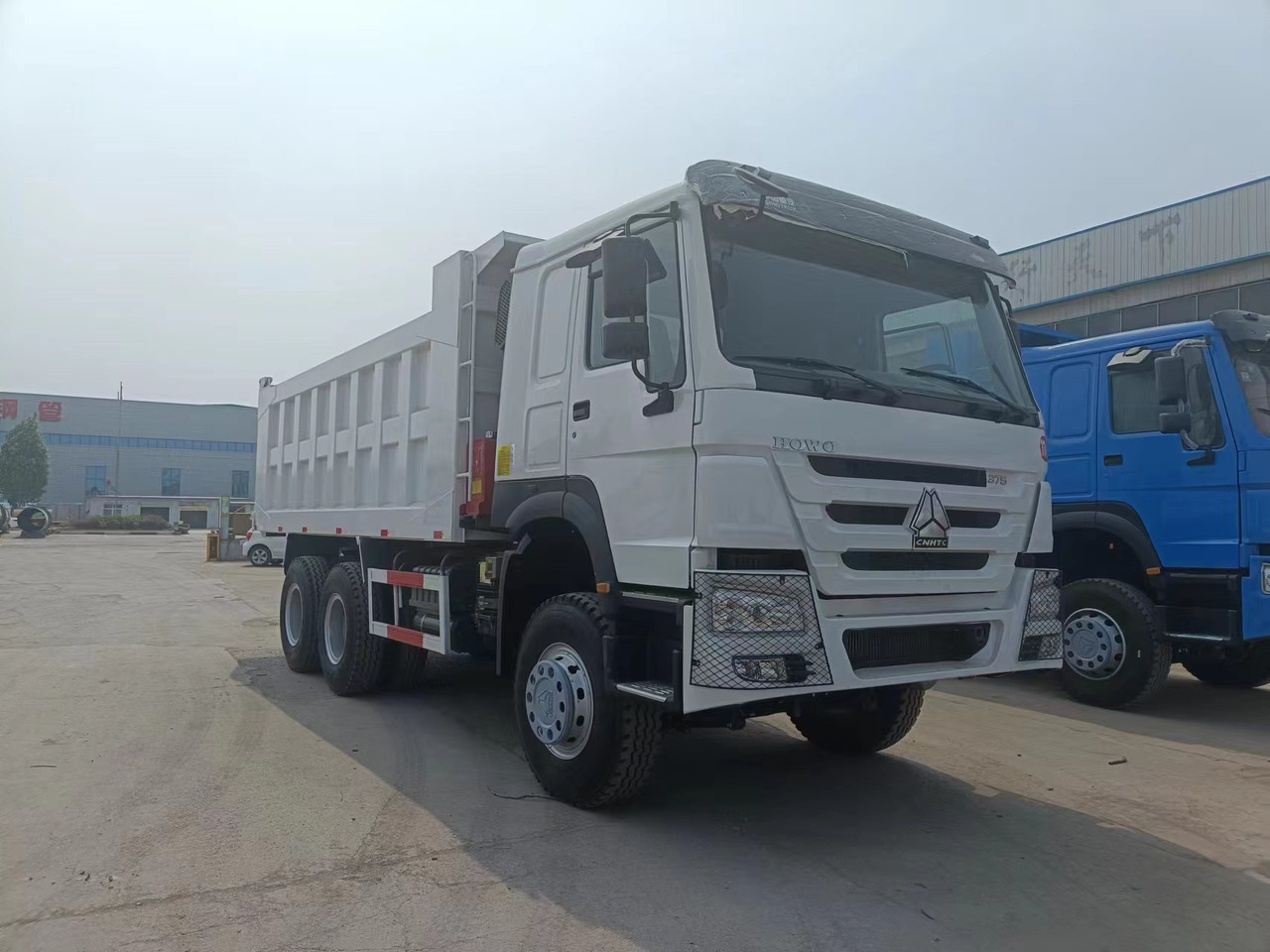 Sinotruk HOWO 375 6*4 dump truck - Tombador: foto 1 Sinotruk HOWO 375 6*4 dump truck - Tombador: foto 1