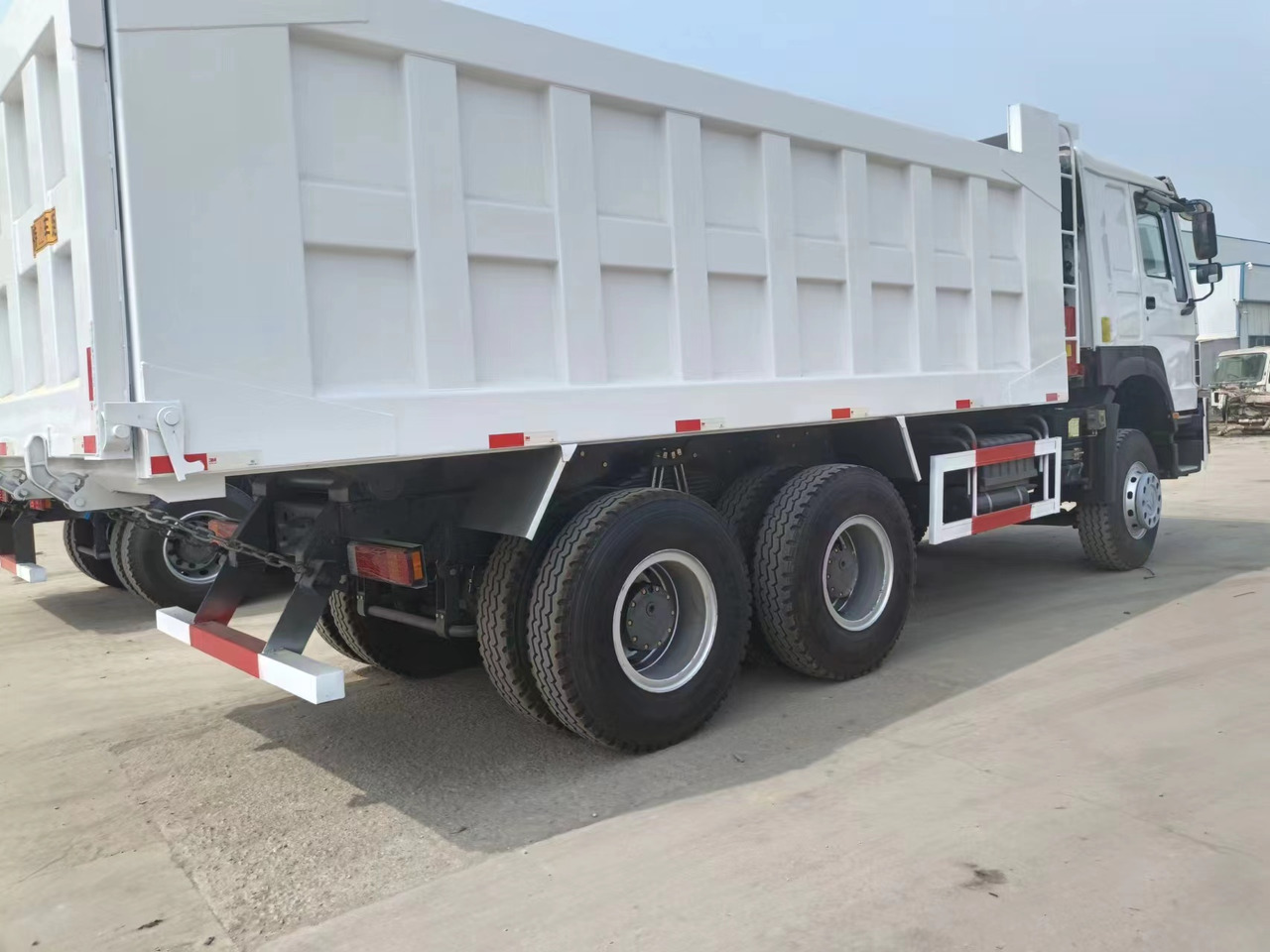 Sinotruk HOWO 375 6*4 dump truck - Tombador: foto 5 Sinotruk HOWO 375 6*4 dump truck - Tombador: foto 5