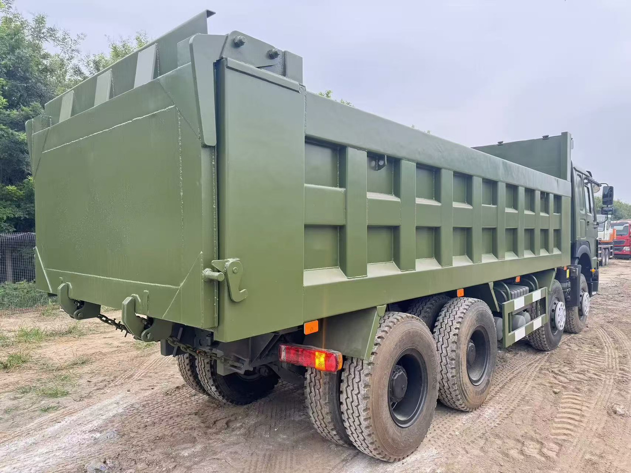 Sinotruk HOWO 380 - Camião basculante: foto 4 Sinotruk HOWO 380 - Camião basculante: foto 4