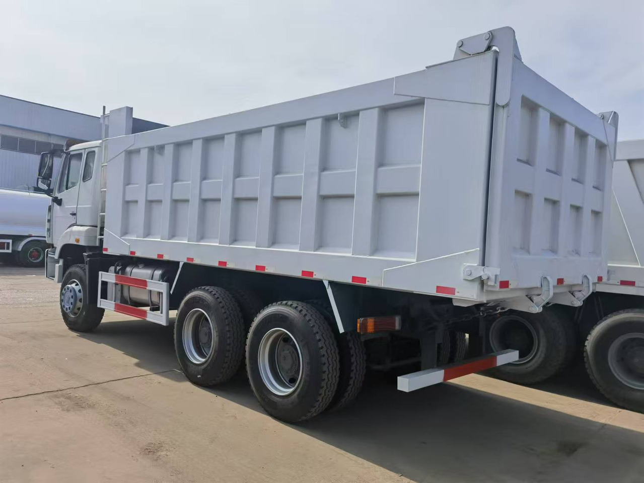 Sinotruk HOWO 6*4 Dump truck - Camião basculante: foto 3 Sinotruk HOWO 6*4 Dump truck - Camião basculante: foto 3