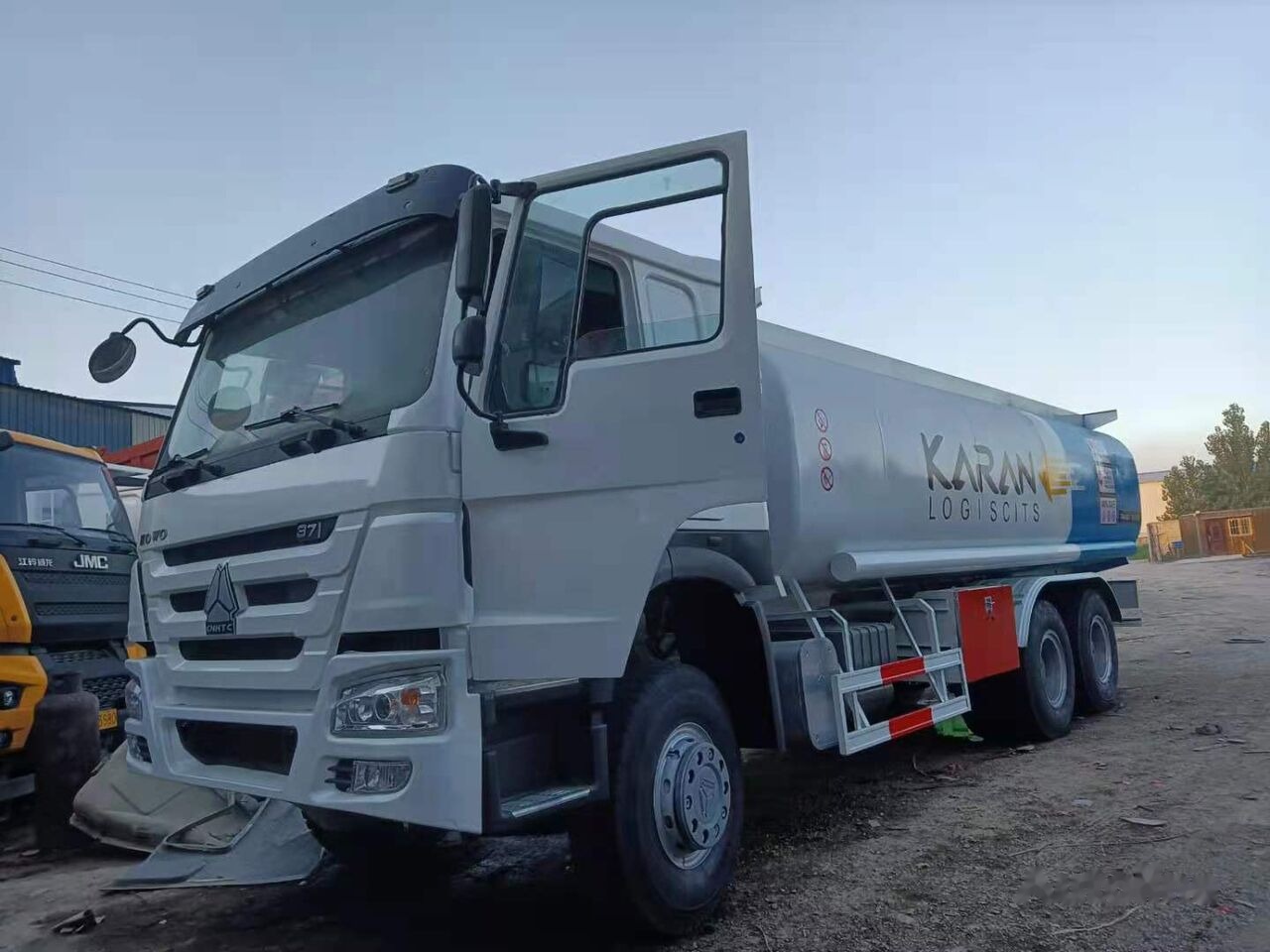 Sinotruk HOWO 6*4 Fuel Tank Truck - Caminhão tanque: foto 1 Sinotruk HOWO 6*4 Fuel Tank Truck - Caminhão tanque: foto 1