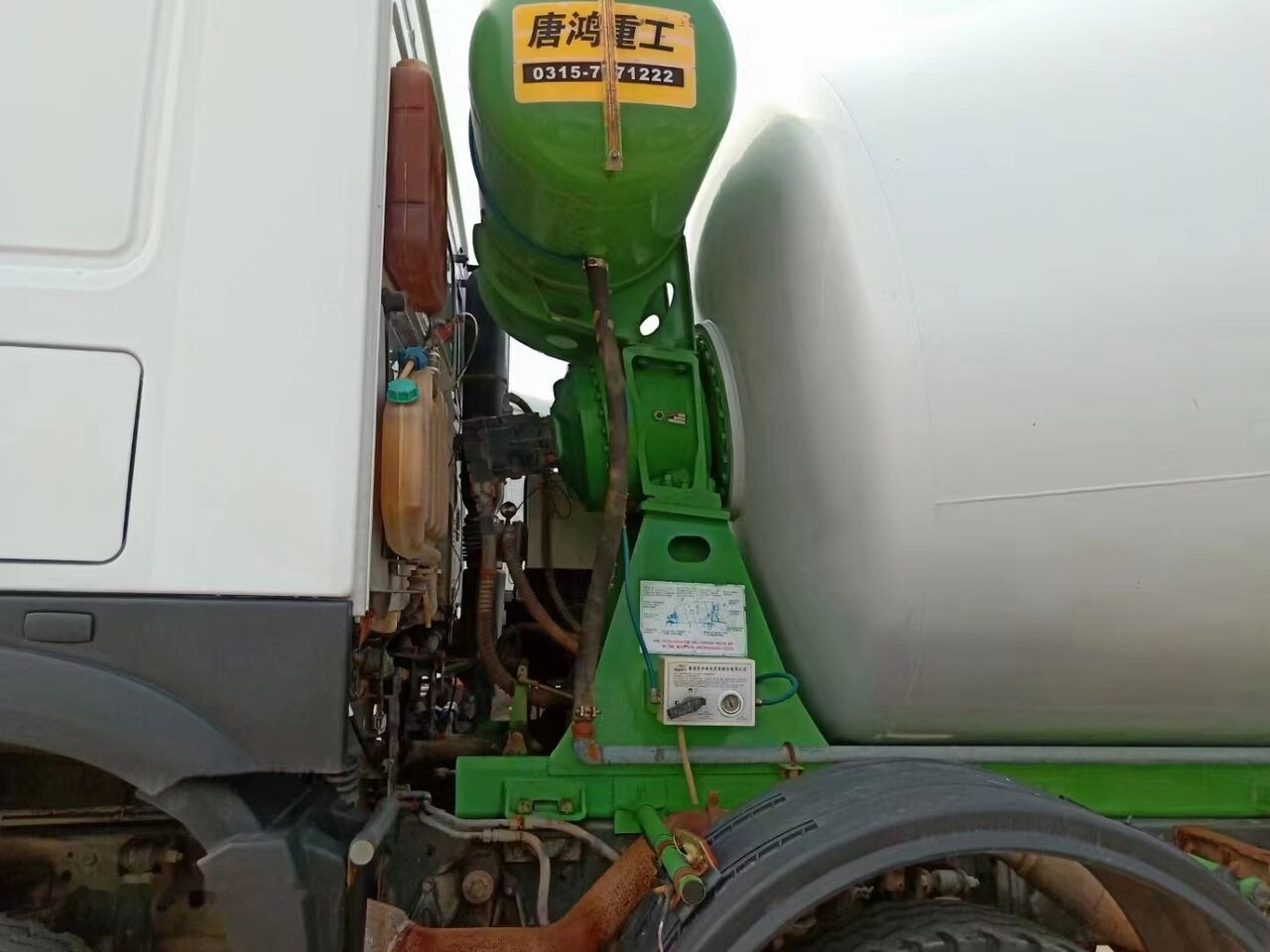 Sinotruk HOWO 8*4 Concrete mixer truck - Camião betoneira: foto 4 Sinotruk HOWO 8*4 Concrete mixer truck - Camião betoneira: foto 4
