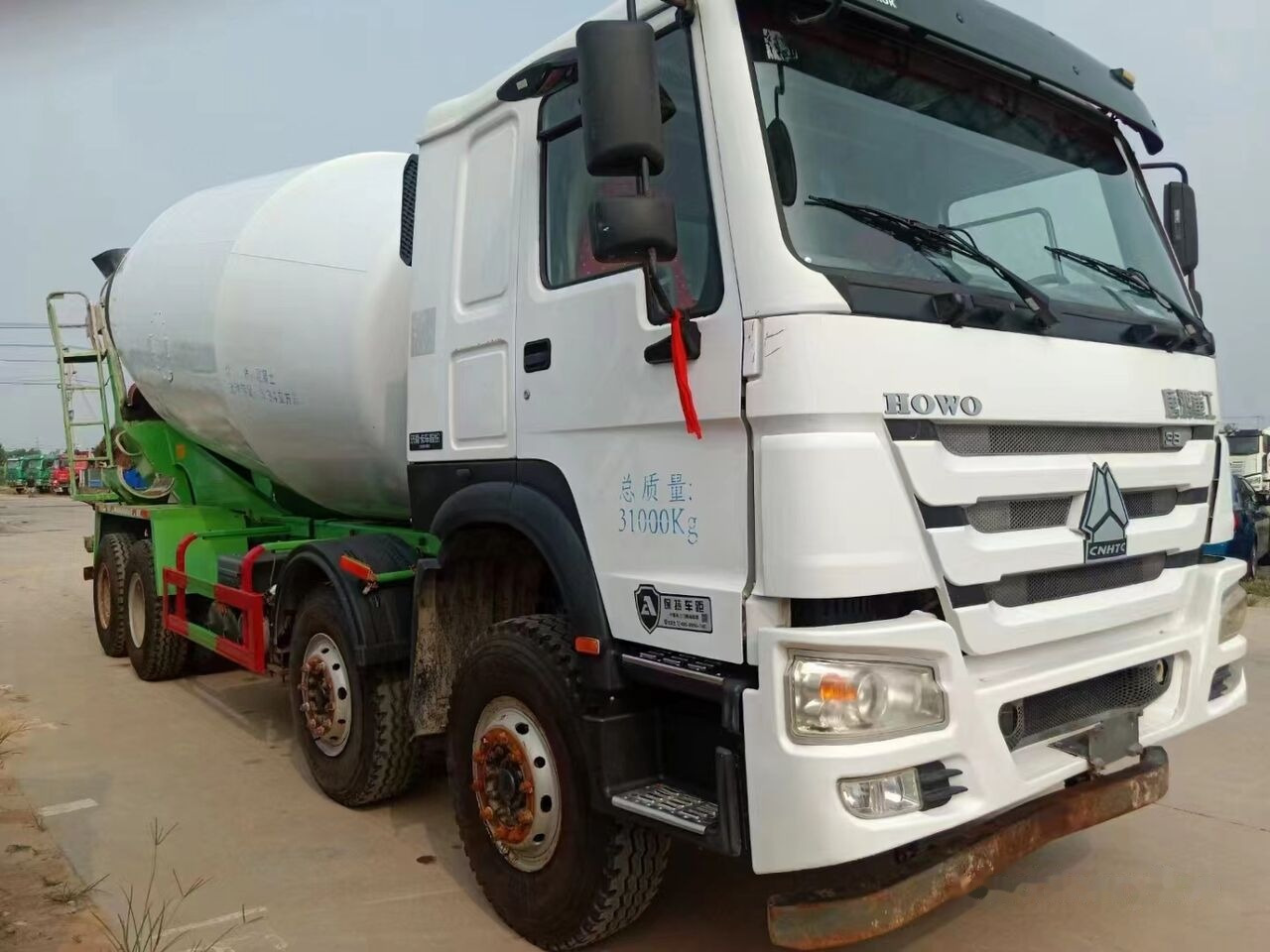 Sinotruk HOWO 8*4 Concrete mixer truck - Camião betoneira: foto 2 Sinotruk HOWO 8*4 Concrete mixer truck - Camião betoneira: foto 2