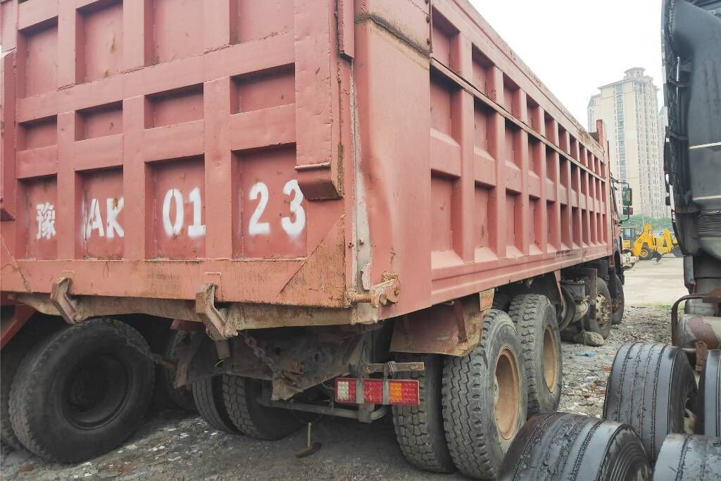 Sinotruk Howo - Camião basculante: foto 2 Sinotruk Howo - Camião basculante: foto 2