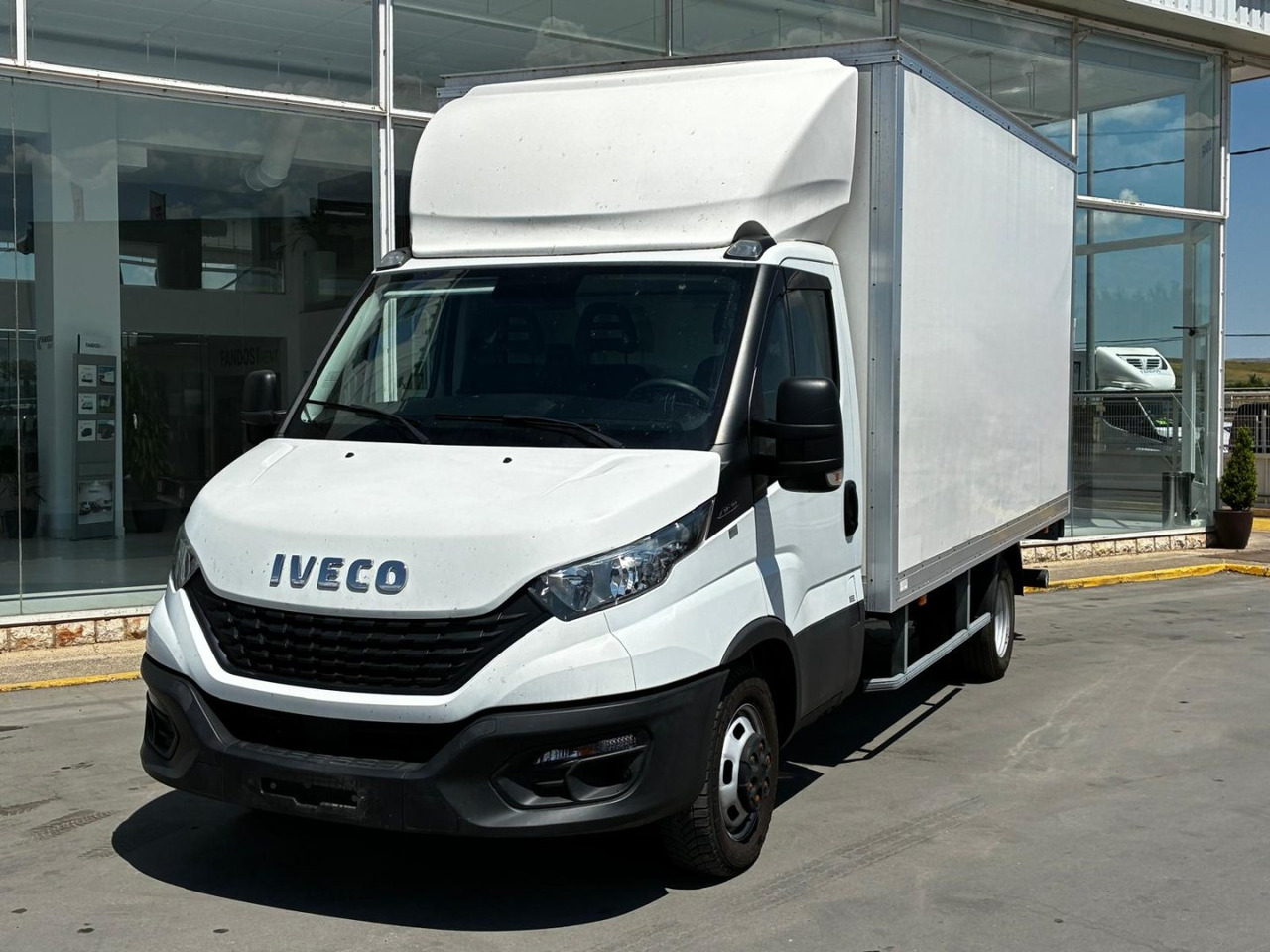 Caja cerrada IVECO 35C16 20m3 - Carrinha de contentor: foto 1 Caja cerrada IVECO 35C16 20m3 - Carrinha de contentor: foto 1