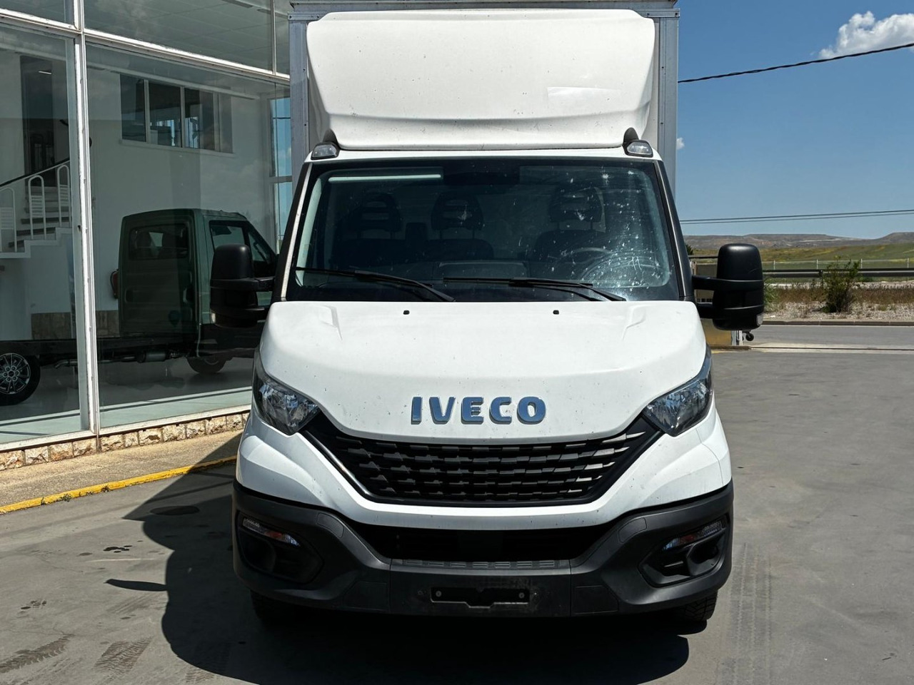 Caja cerrada IVECO 35C16 20m3 - Carrinha de contentor: foto 2 Caja cerrada IVECO 35C16 20m3 - Carrinha de contentor: foto 2