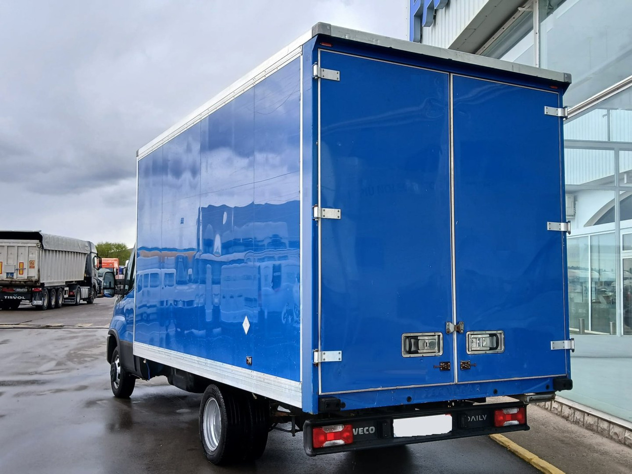Caja cerrada IVECO 35C16 20m3 - Carrinha de contentor: foto 4 Caja cerrada IVECO 35C16 20m3 - Carrinha de contentor: foto 4